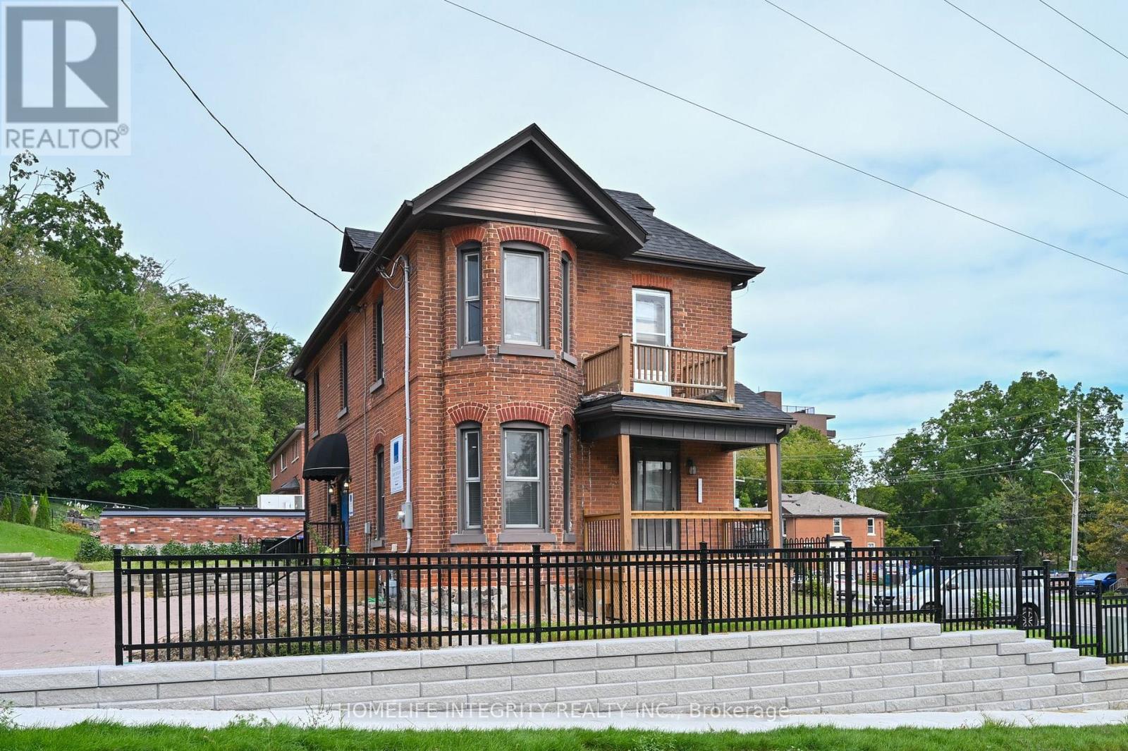 25 Berczy Street, Barrie, Ontario  L4M 3P6 - Photo 2 - S13528746