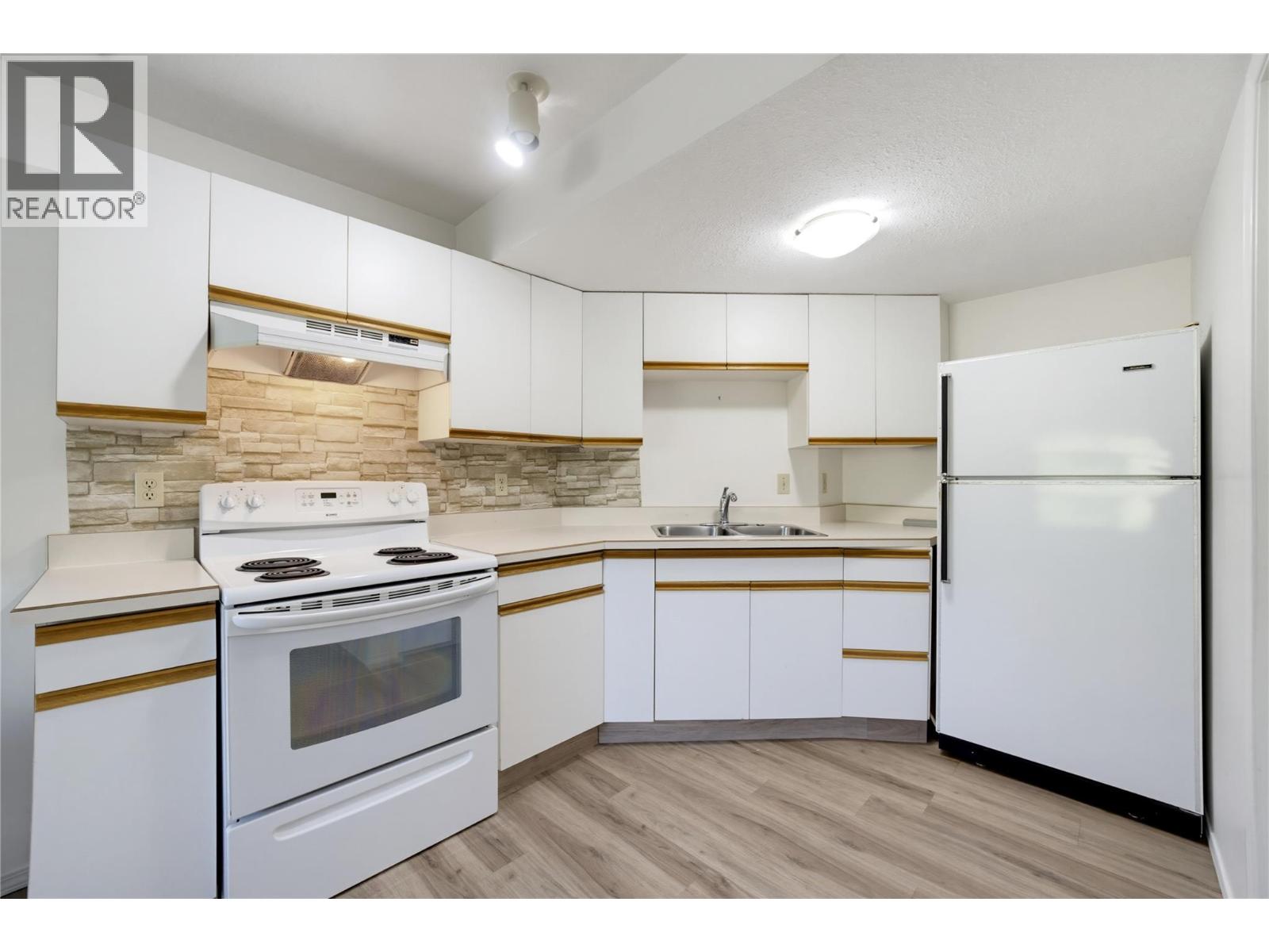 370 10 Avenue SE, Salmon Arm, British Columbia  V1E 2C3 - Photo 41 - 10401960