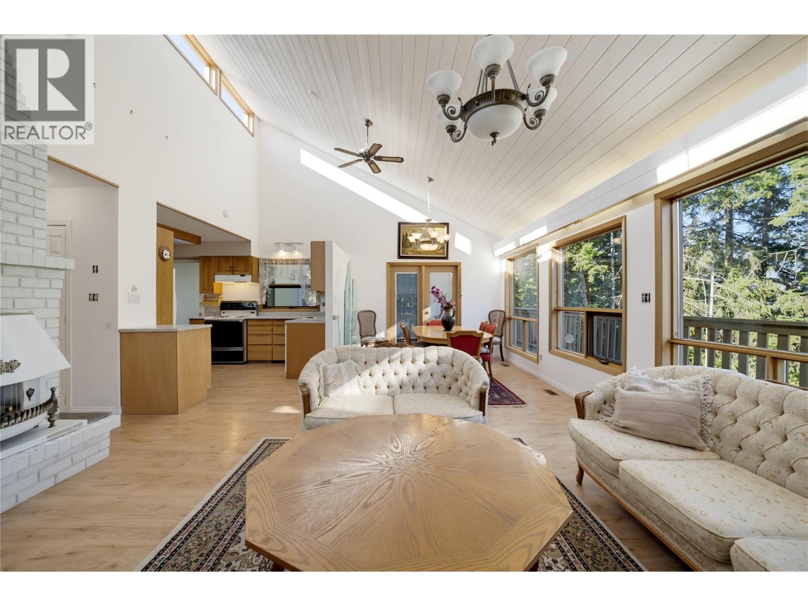 370 10 Avenue SE, Salmon Arm, British Columbia