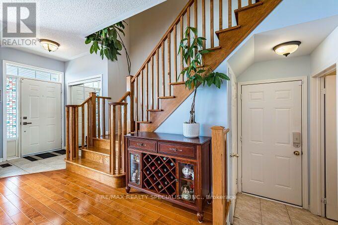 154 Valleyway Drive, Brampton, Ontario  L6X 0N3 - Photo 5 - W13832192