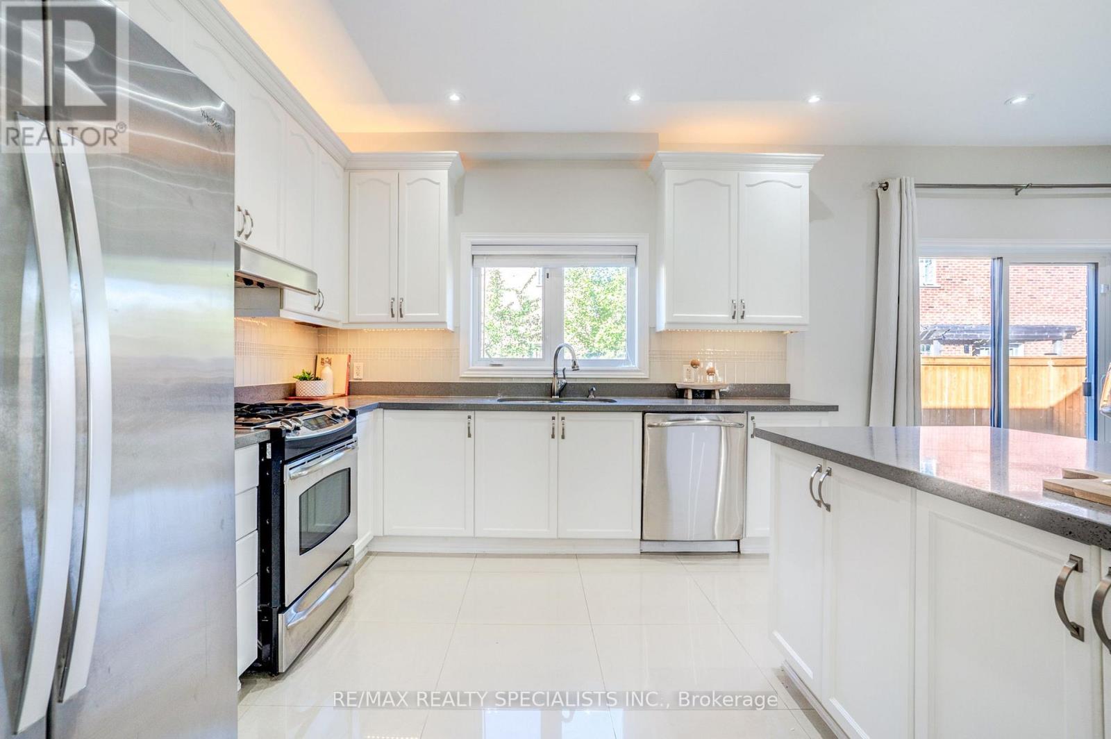7 Kingspoint Circle, Hamilton, Ontario L8E 6C5 - Photo 4 - X13832302