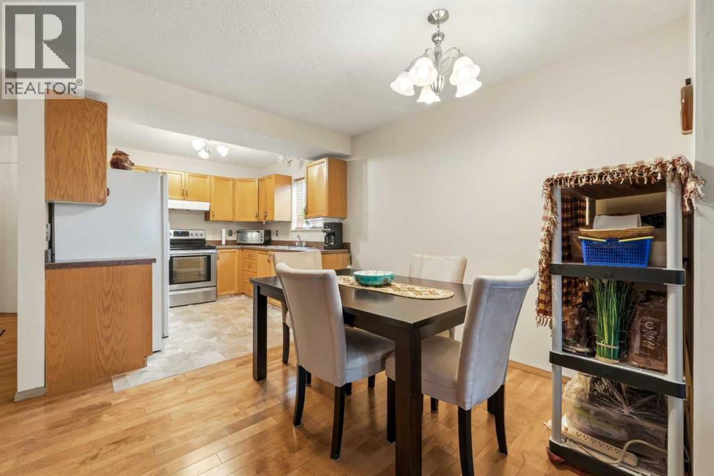 28 Martinglen Way NE