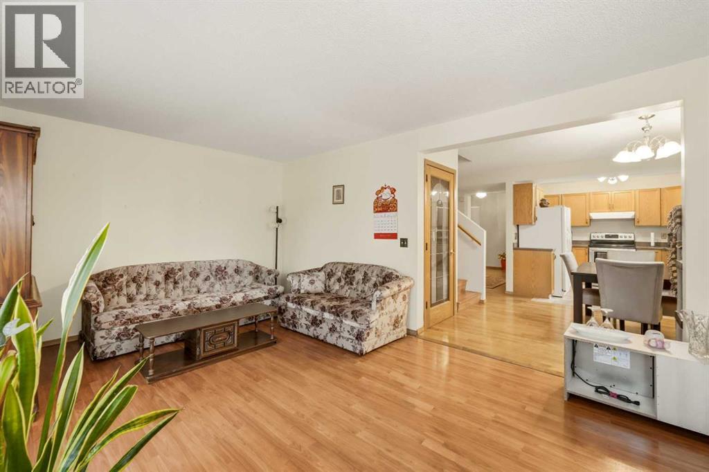 28 Martinglen Way NE