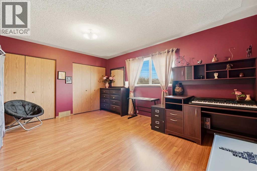 28 Martinglen Way NE