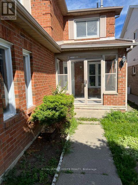 62 WOODSIDE COURT, Brampton, Ontario