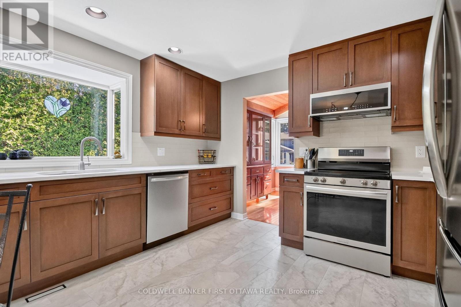 9 Foxrun Lane, Ottawa, Ontario  K1V 9W4 - Photo 5 - X13832126
