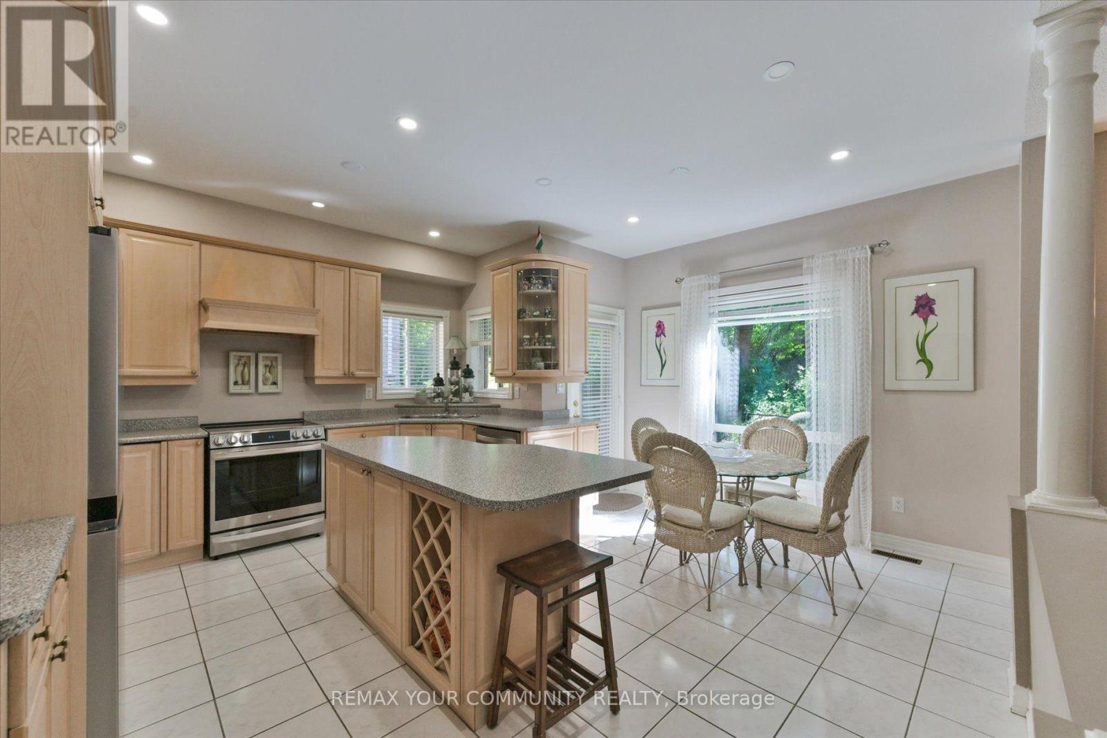 153 Estate Garden Drive, Richmond Hill, Ontario  L4E 3X8 - Photo 11 - N13832408