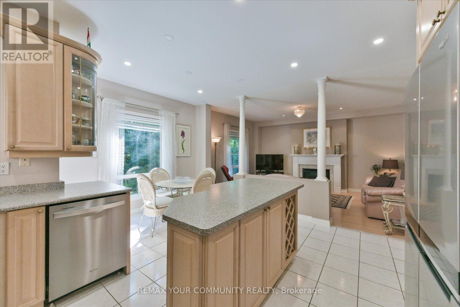 153 Estate Garden Drive, Richmond Hill, Ontario  L4E 3X8 - Photo 12 - N13832408
