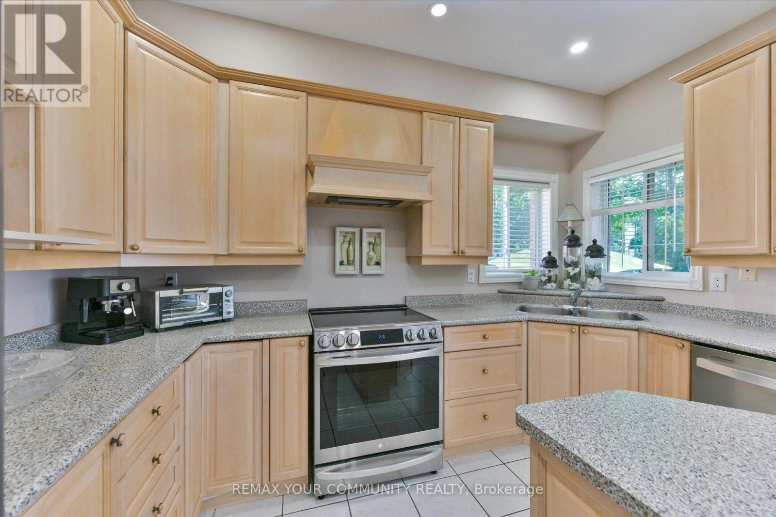 153 Estate Garden Drive, Richmond Hill, Ontario  L4E 3X8 - Photo 13 - N13832408