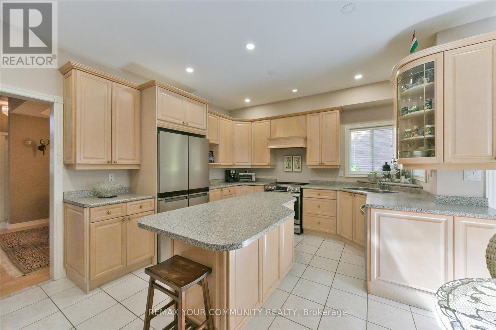 153 Estate Garden Drive, Richmond Hill, Ontario  L4E 3X8 - Photo 14 - N13832408