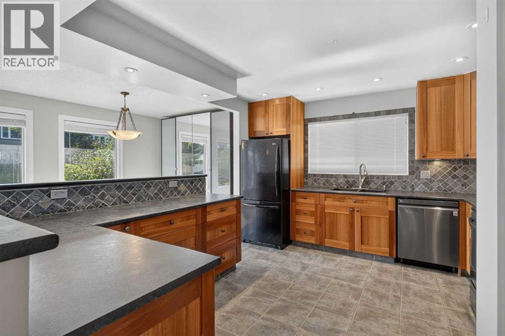 112 Beaconsfield Rise Nw, Calgary, Alberta  T3K 1X4 - Photo 5 - A2347791