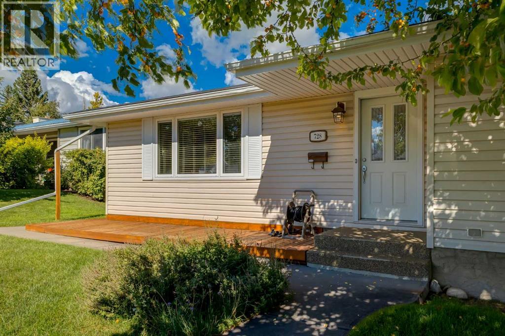 728 Canfield Place Sw, Calgary, Alberta  T2W 1K6 - Photo 2 - A2343353