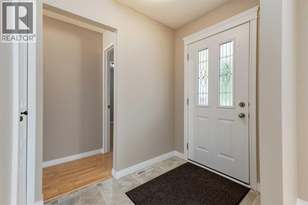 728 Canfield Place Sw, Calgary, Alberta  T2W 1K6 - Photo 3 - A2343353