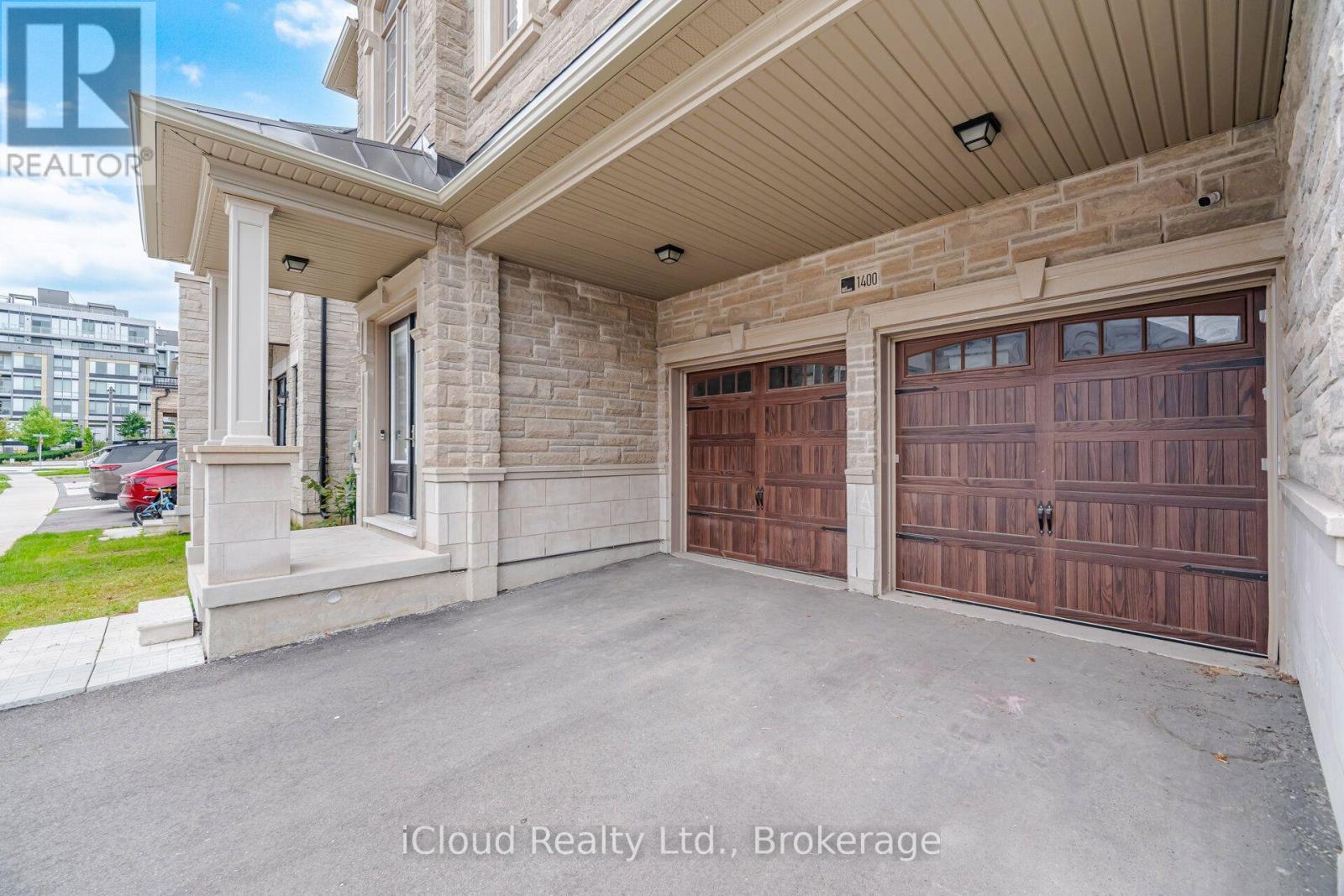 1400 Yellow Rose Circle, Oakville, Ontario  L6M 5L3 - Photo 3 - W13832432