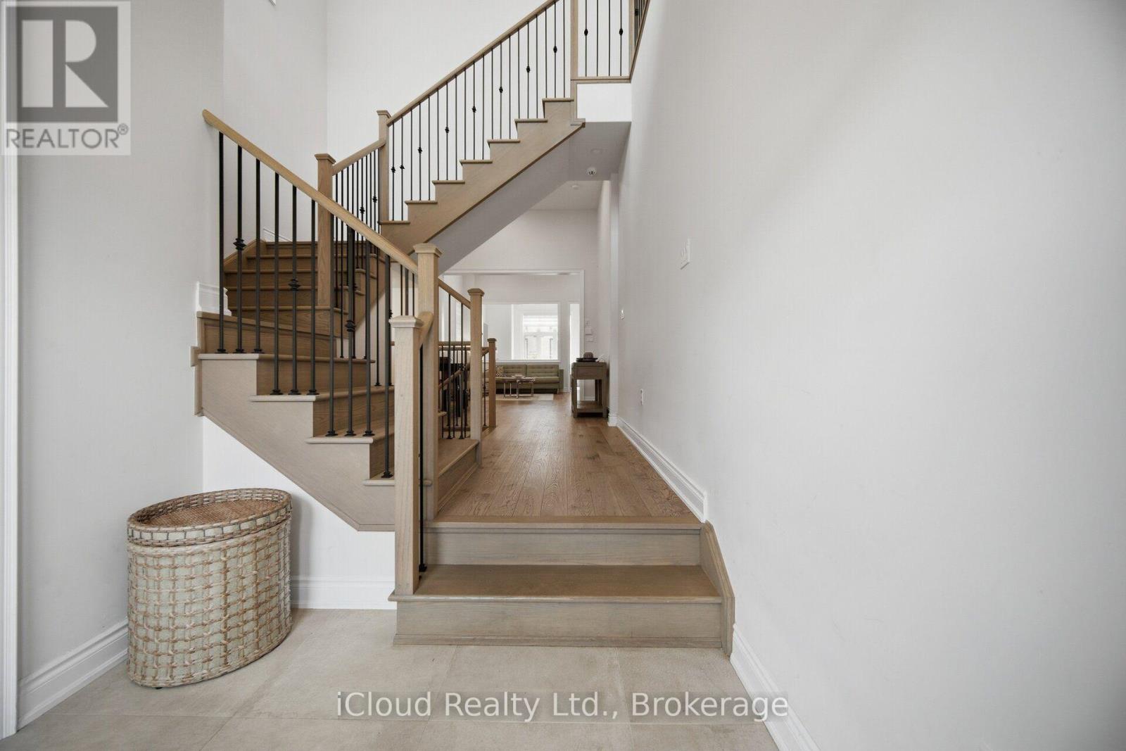 1400 Yellow Rose Circle, Oakville, Ontario  L6M 5L3 - Photo 5 - W13832432
