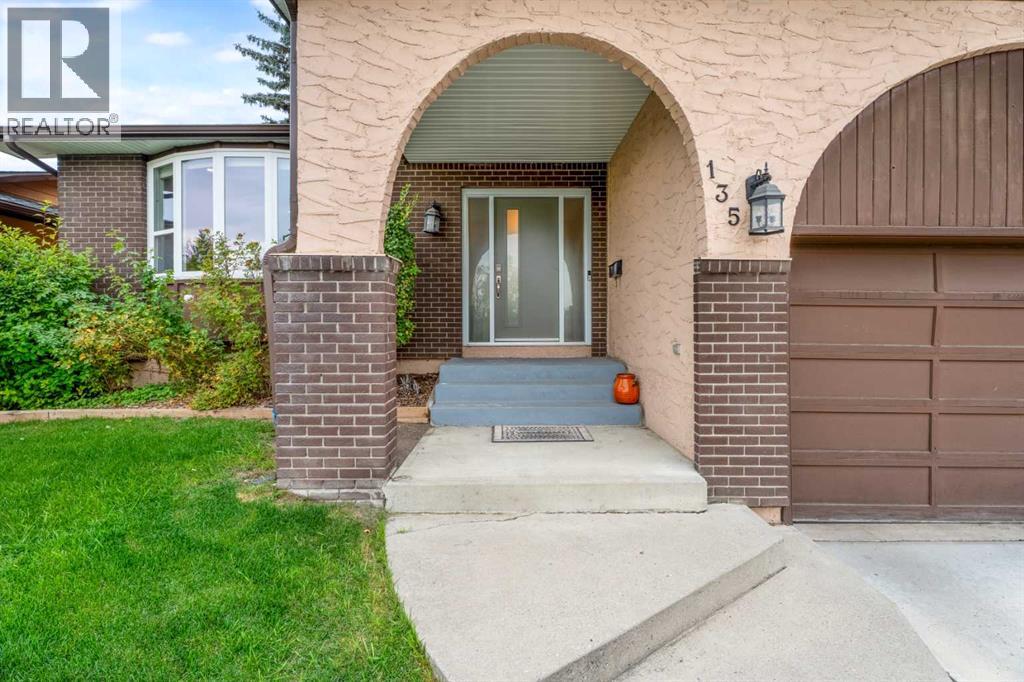 135 Cantree Place SW, Calgary, Alberta  T2W 2K2 - Photo 4 - A2346960