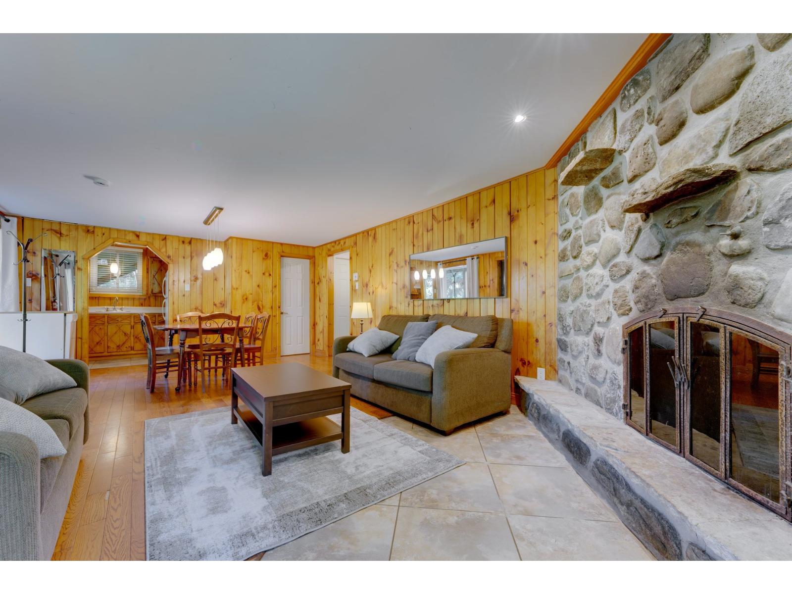387-391 Rue Maple Sutton Quebec Canada J0E2K0 4