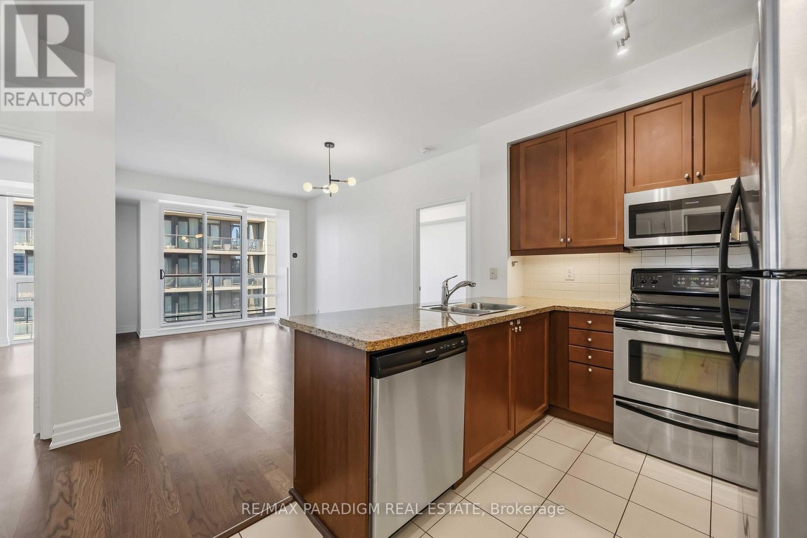 802 - 500 St Clair Avenue W, Toronto, Ontario  M6C 1A8 - Photo 14 - C13832876