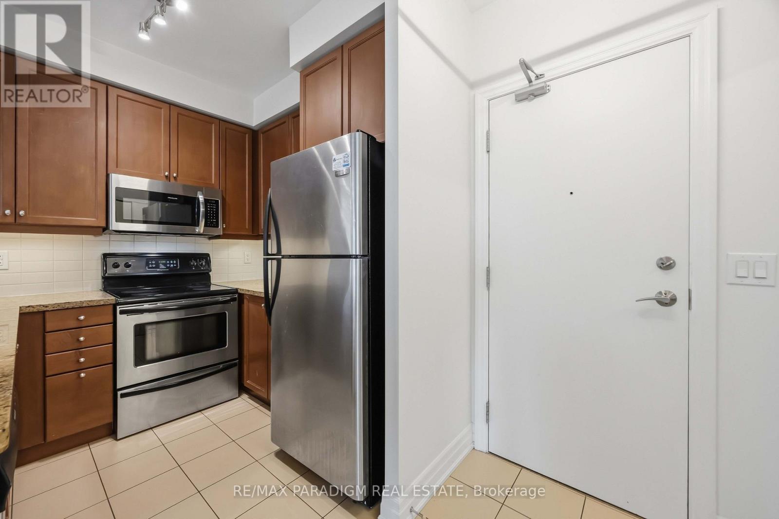 802 - 500 St Clair Avenue W, Toronto, Ontario  M6C 1A8 - Photo 15 - C13832876