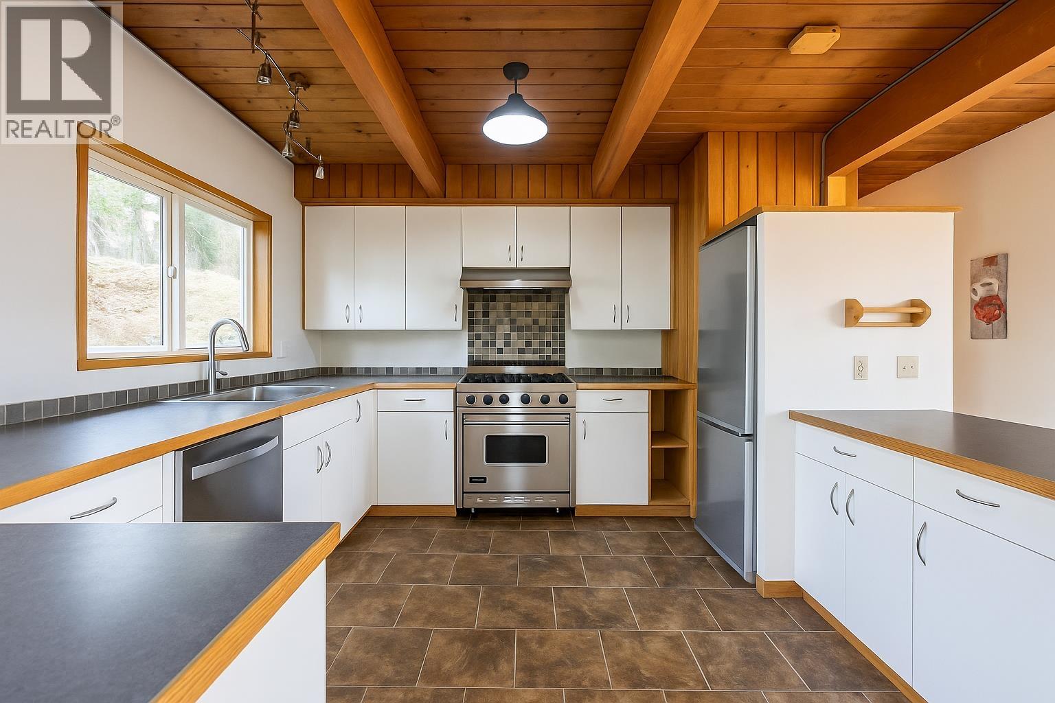 873 Baycrest Drive, North Vancouver, British Columbia  V7G 1N7 - Photo 4 - R3138080