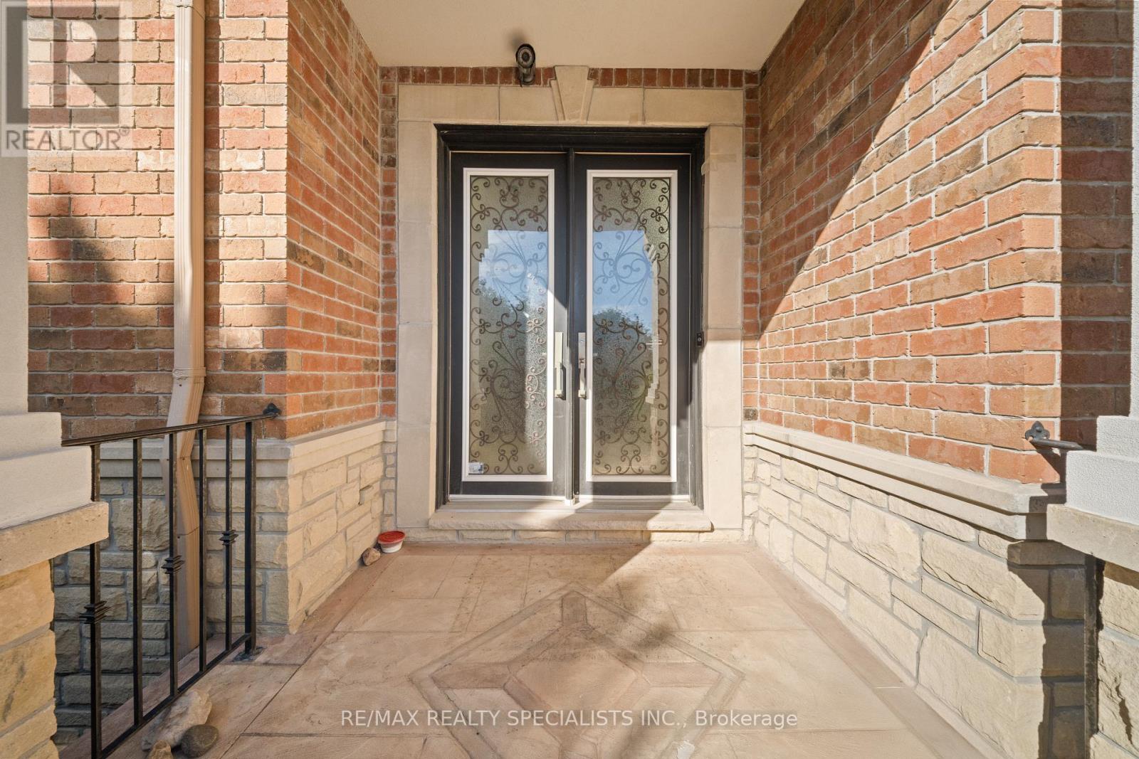 2489 Olinda Court, Mississauga, Ontario  L5C 4P5 - Photo 6 - W13829738