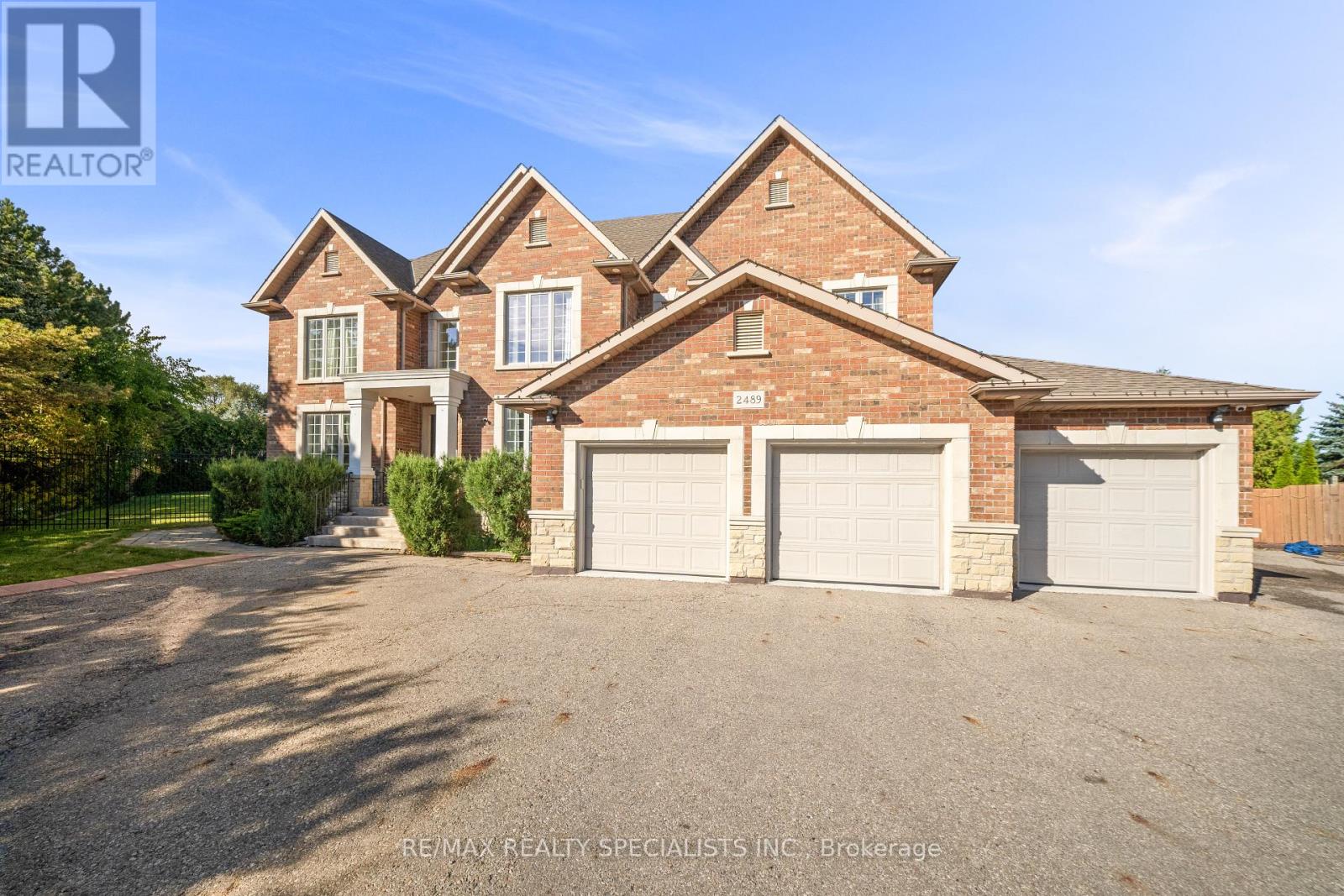2489 Olinda Court, Mississauga, Ontario  L5C 4P5 - Photo 2 - W13829738
