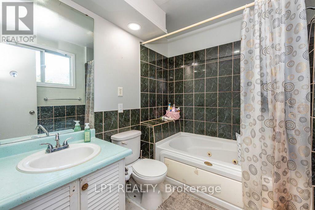 111 Dearbourne Boulevard, Brampton, Ontario  L6T 1J8 - Photo 18 - W13831032