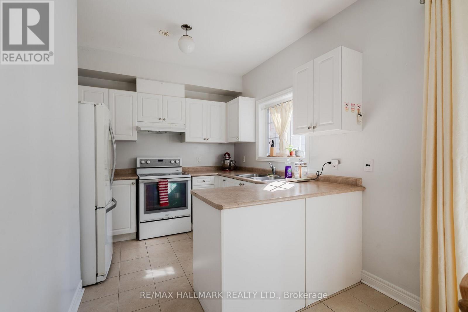24 Carnahan Terrace, Toronto, Ontario  M4E 0B2 - Photo 5 - E13833010
