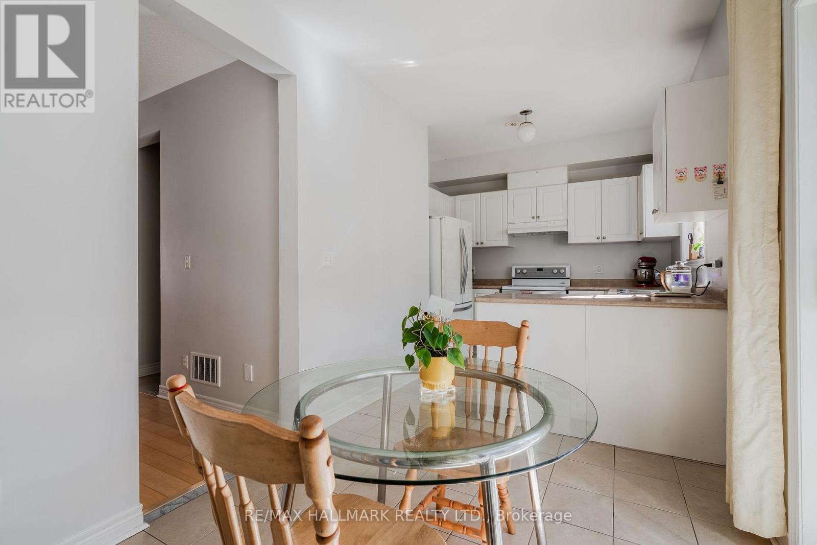24 Carnahan Terrace, Toronto, Ontario  M4E 0B2 - Photo 7 - E13833010