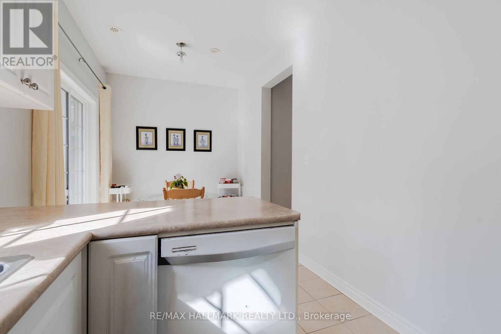 24 Carnahan Terrace, Toronto, Ontario  M4E 0B2 - Photo 8 - E13833010