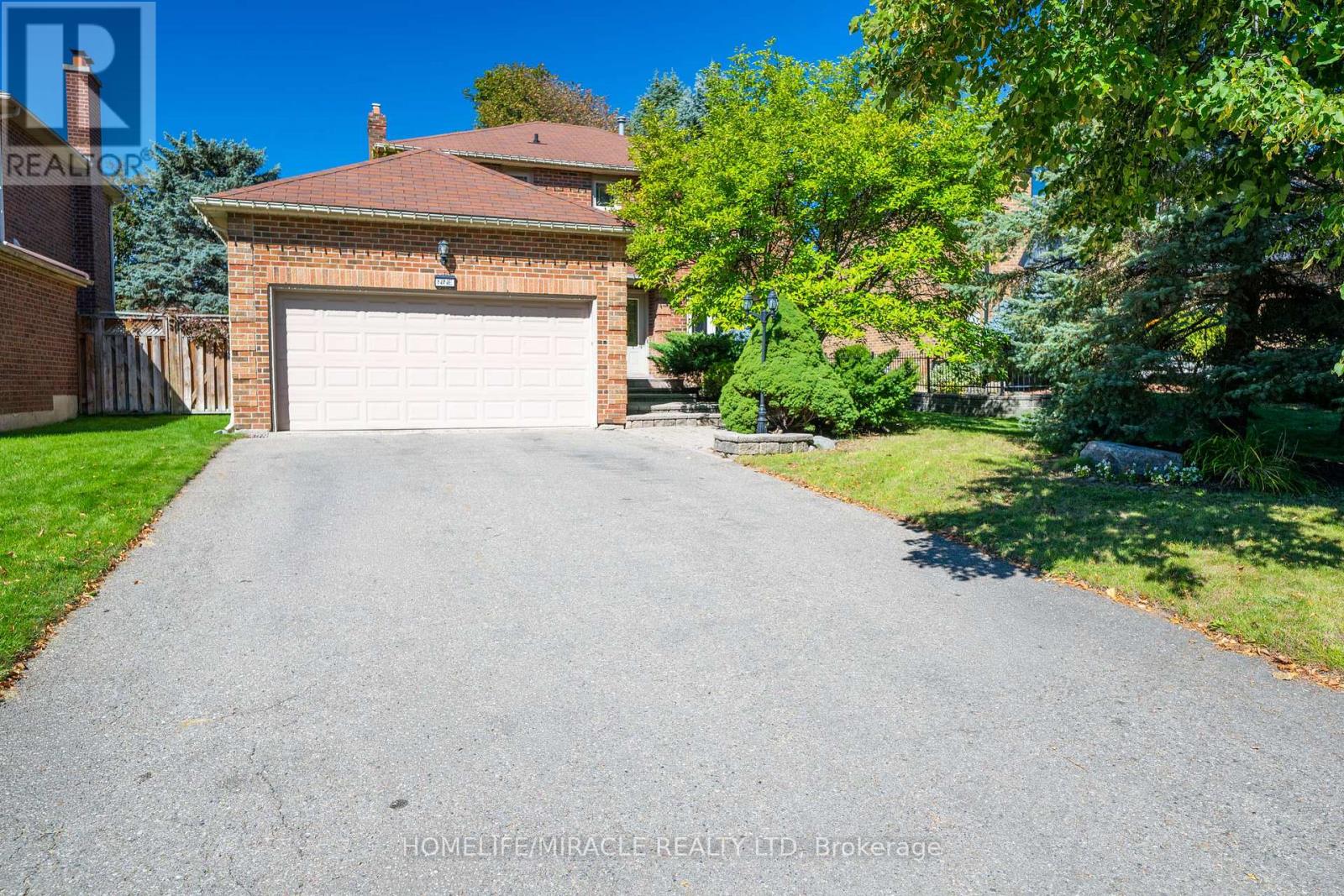 9 Iris Crescent, Brampton, Ontario  L6Z 3H8 - Photo 2 - W13833054