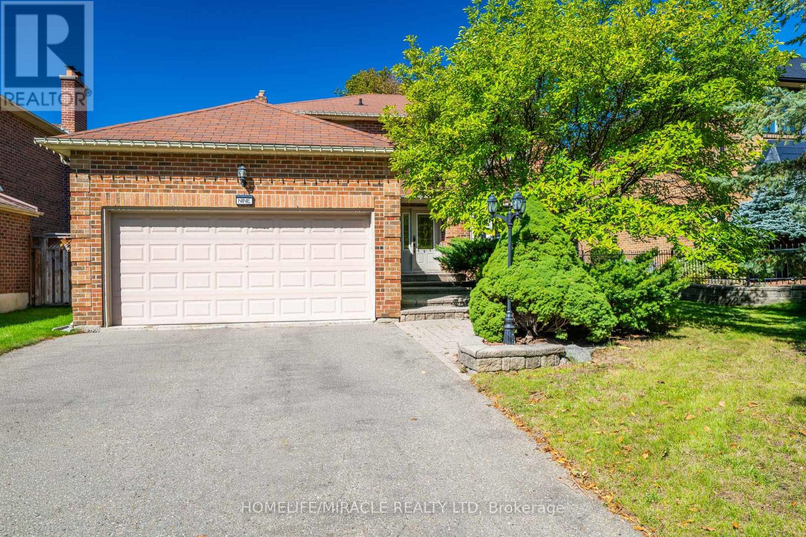 9 Iris Crescent, Brampton, Ontario  L6Z 3H8 - Photo 3 - W13833054