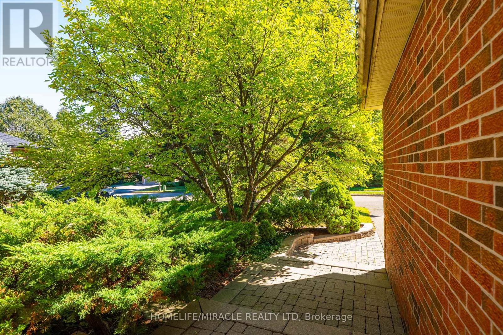 9 Iris Crescent, Brampton, Ontario  L6Z 3H8 - Photo 5 - W13833054