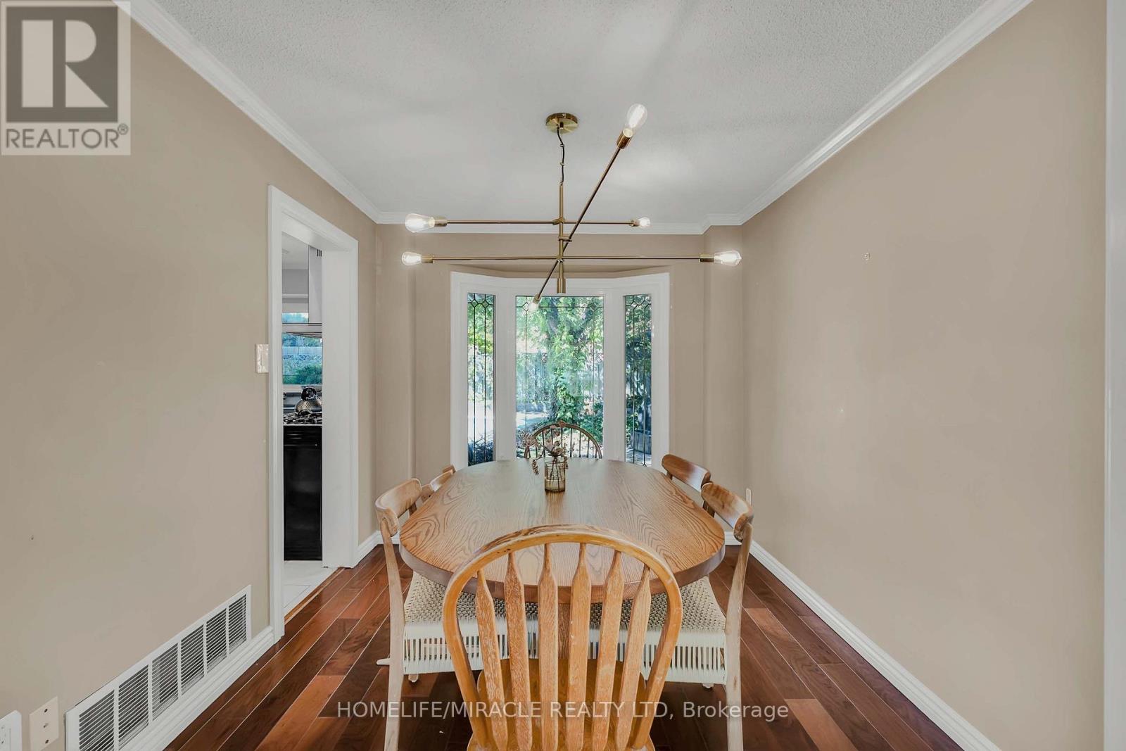 9 Iris Crescent, Brampton, Ontario  L6Z 3H8 - Photo 9 - W13833054
