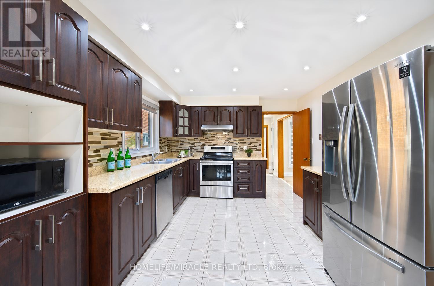 8 Loire Court, Toronto, Ontario  M9V 4Z7 - Photo 15 - W13833062