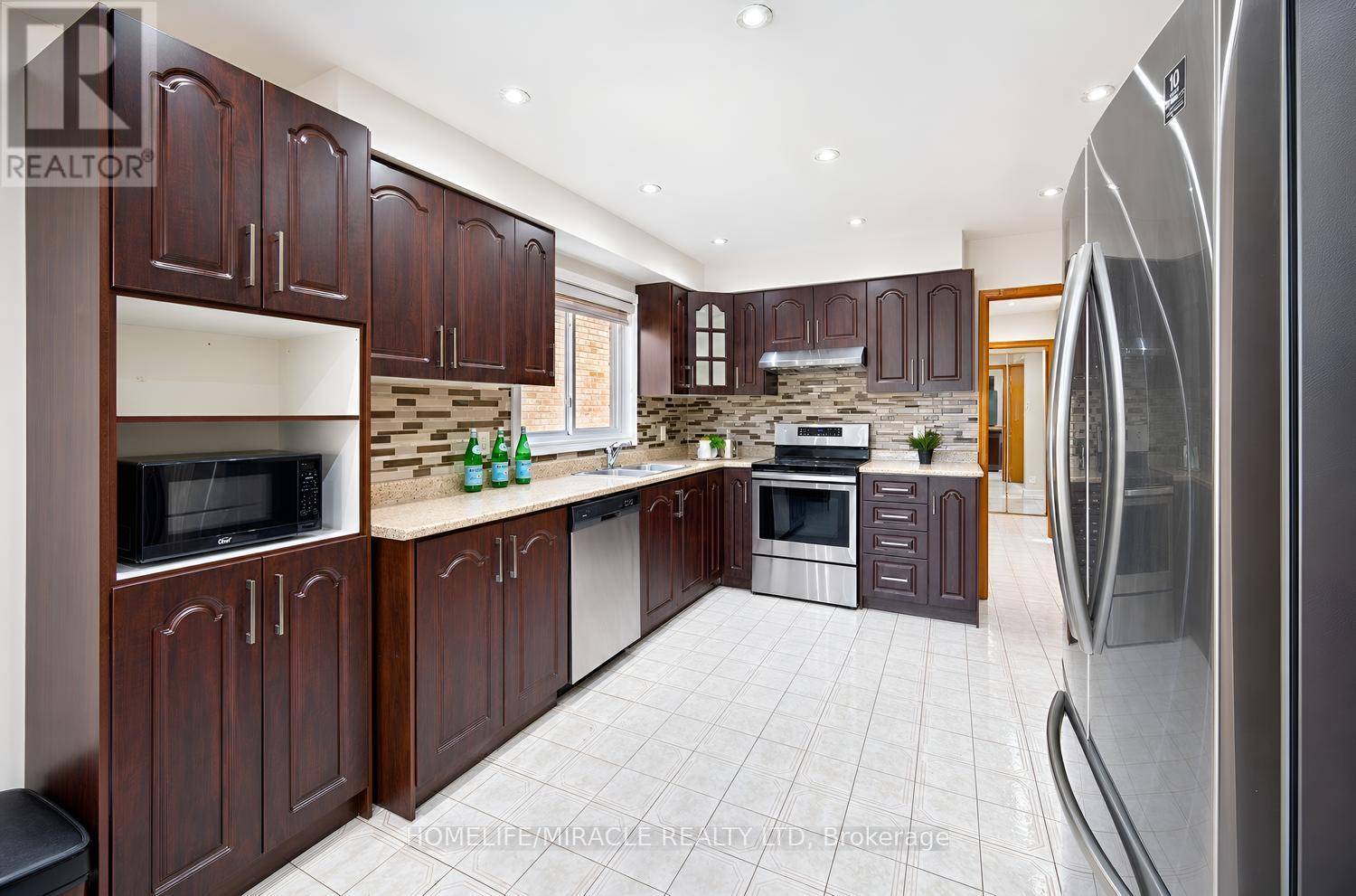 8 Loire Court, Toronto, Ontario  M9V 4Z7 - Photo 16 - W13833062