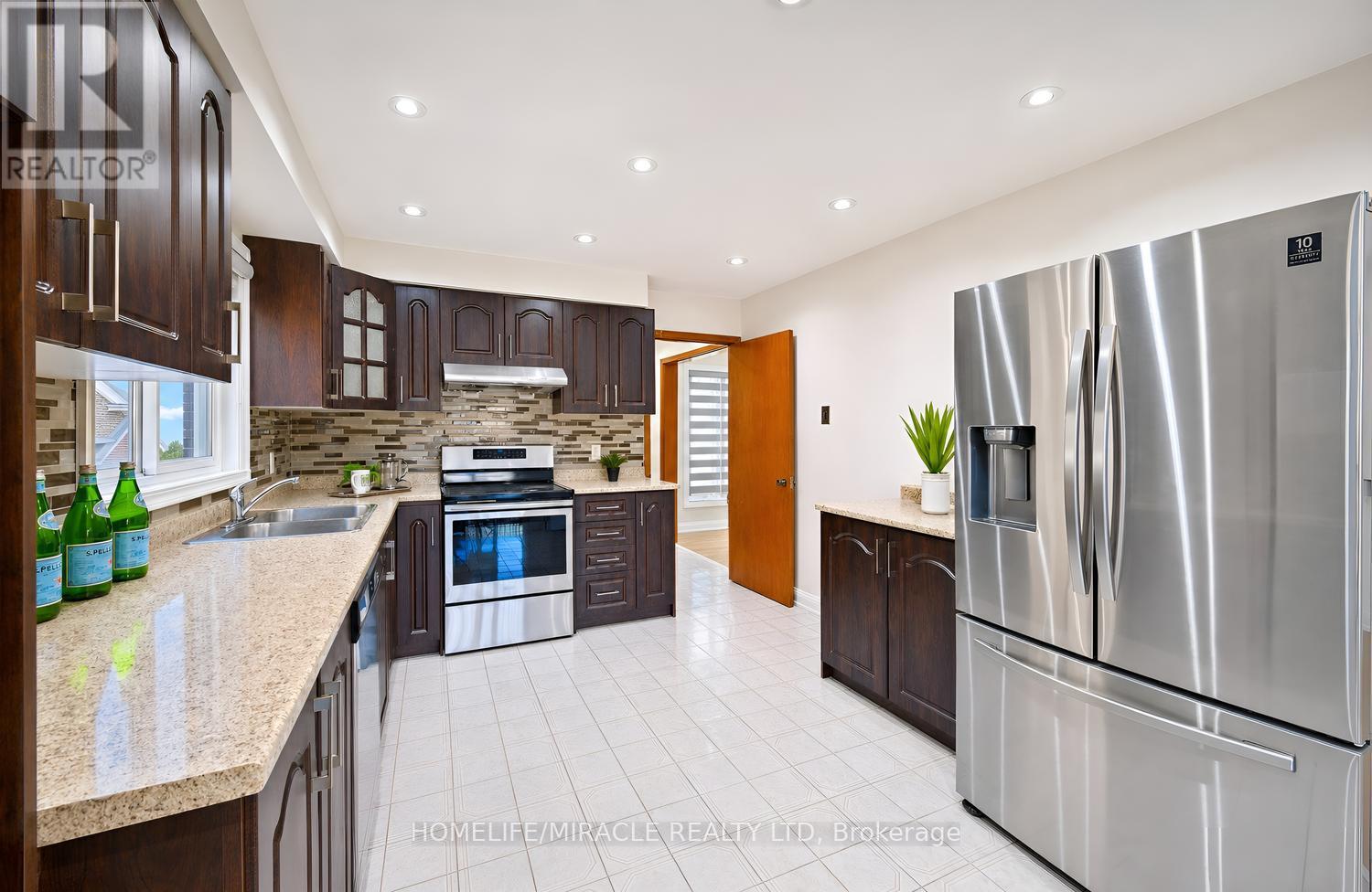 8 Loire Court, Toronto, Ontario  M9V 4Z7 - Photo 17 - W13833062