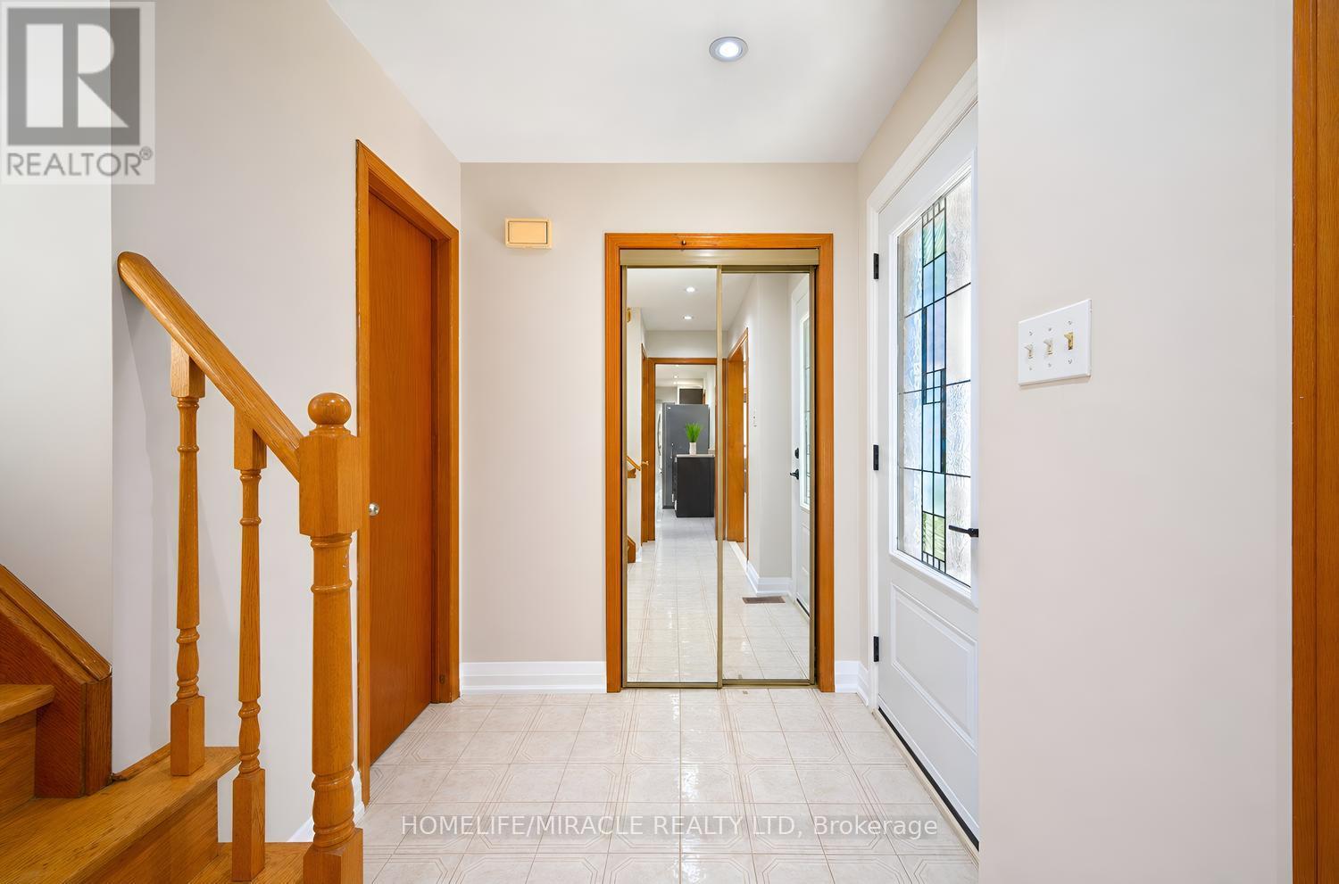 8 Loire Court, Toronto, Ontario  M9V 4Z7 - Photo 5 - W13833062
