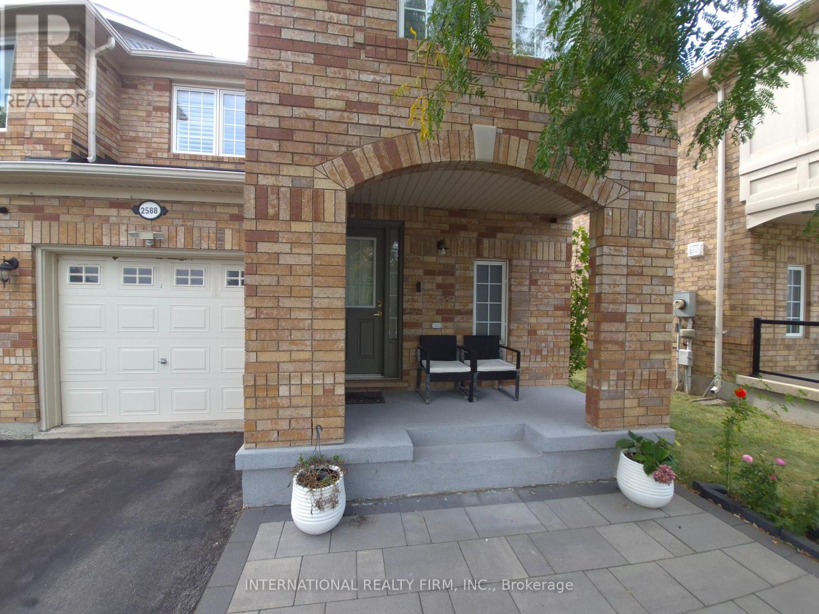 2588 Valleyridge Drive, Oakville, Ontario  L6M 5H5 - Photo 2 - W13833066