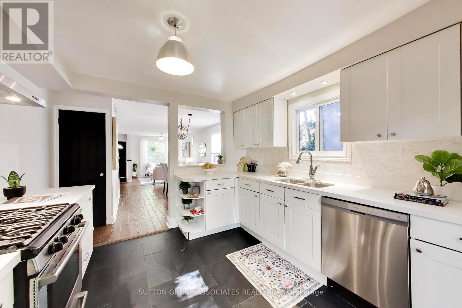 4 Bellhaven Road, Toronto, Ontario  M4L 3J5 - Photo 5 - E13833114