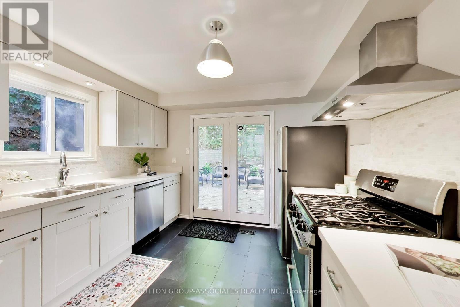 4 Bellhaven Road, Toronto, Ontario  M4L 3J5 - Photo 6 - E13833114