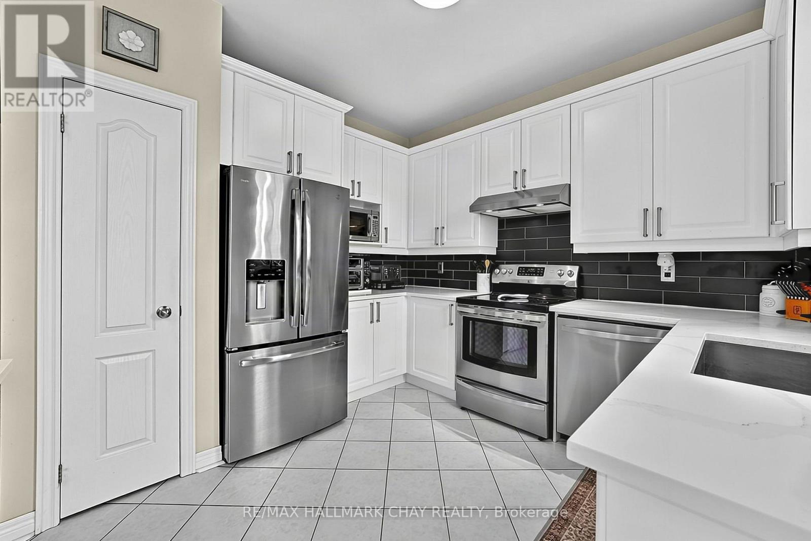 14 Strathmore Place, Barrie, Ontario  L4N 0K1 - Photo 6 - S13759374