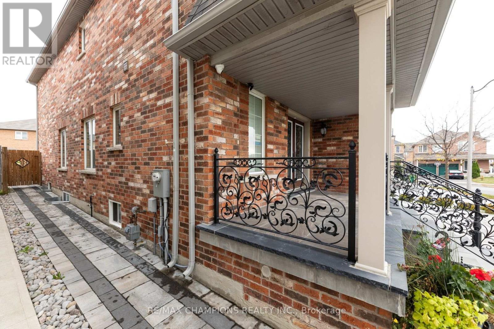 Upper - 89 Bayhampton Drive, Brampton, Ontario  L6P 3A8 - Photo 10 - W13833152
