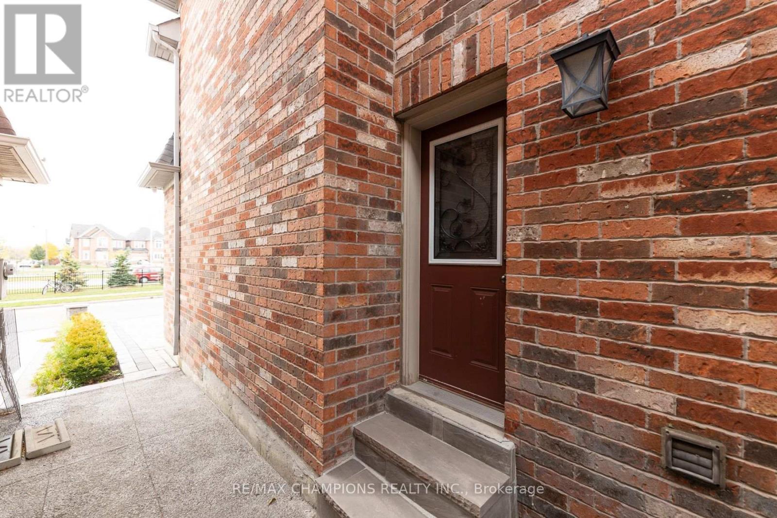 Upper - 89 Bayhampton Drive, Brampton, Ontario  L6P 3A8 - Photo 17 - W13833152