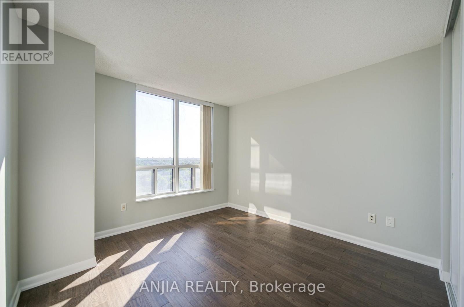 2010 - -33 Sheppard Avenue E, Toronto, Ontario  M2N 7K1 - Photo 19 - C13806932