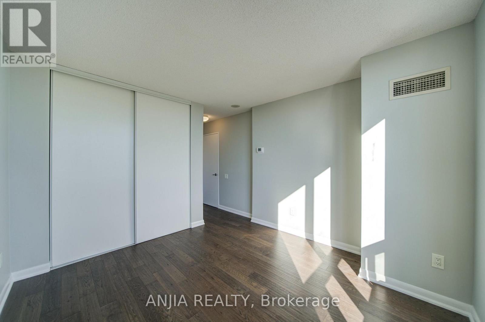 2010 - -33 Sheppard Avenue E, Toronto, Ontario  M2N 7K1 - Photo 22 - C13806932