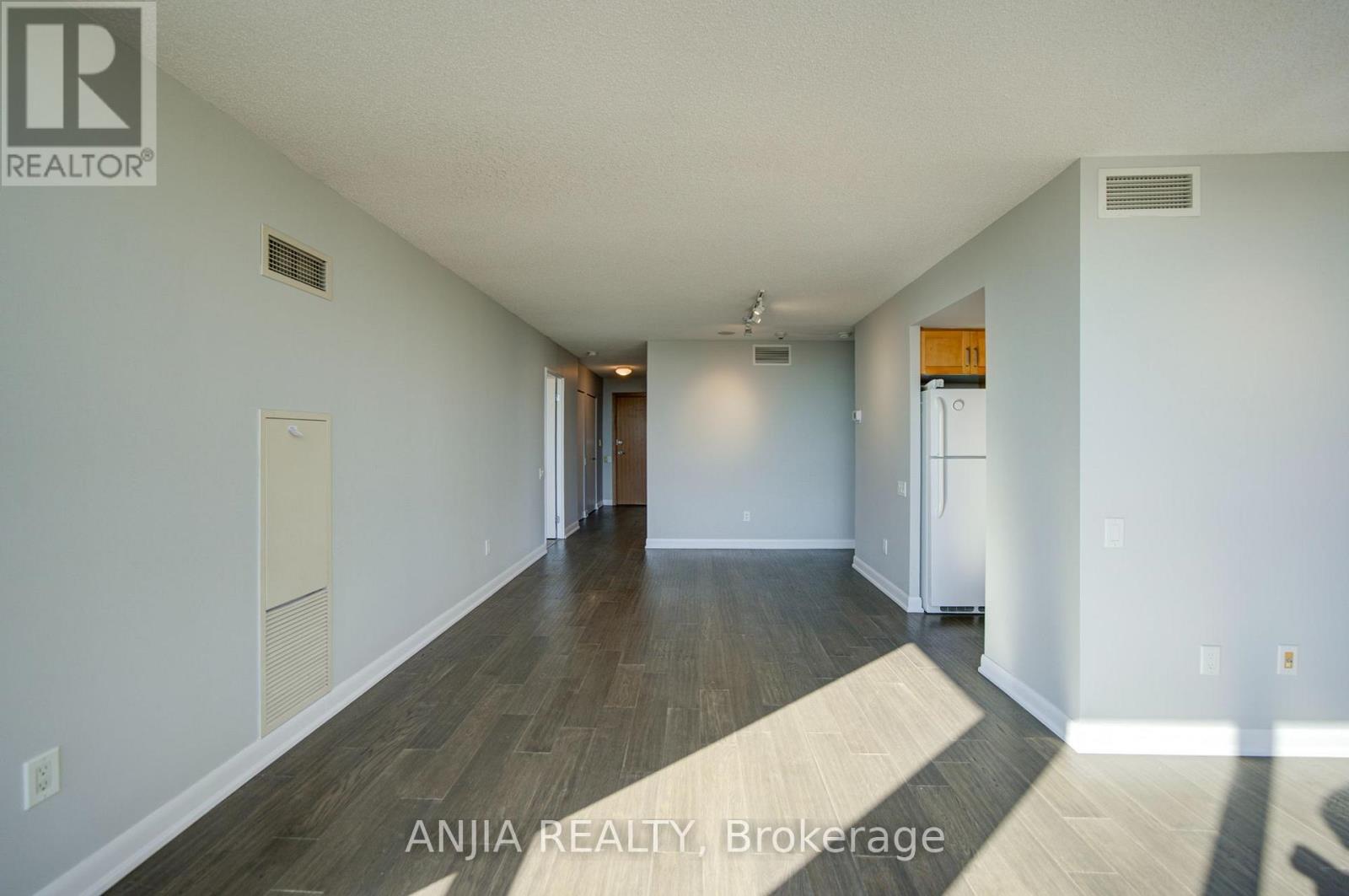 2010 - -33 Sheppard Avenue E, Toronto, Ontario  M2N 7K1 - Photo 13 - C13806932