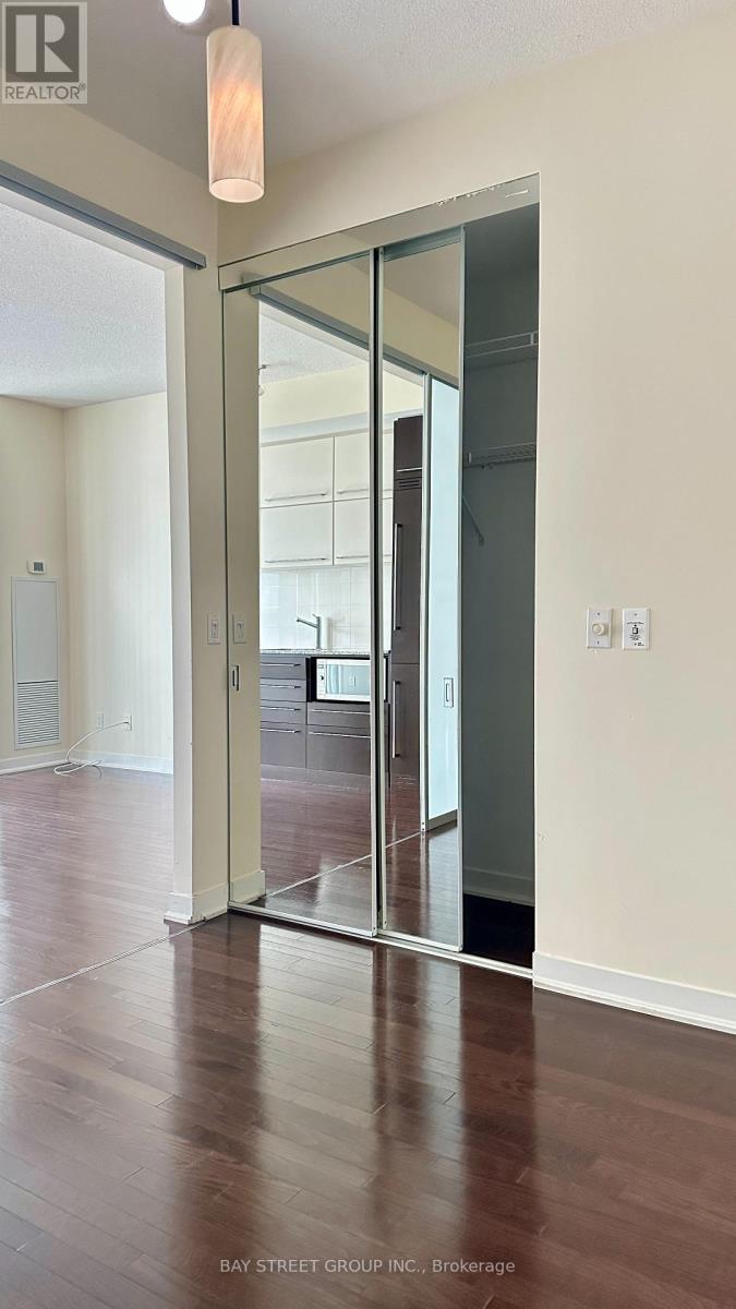 1909 - 770 Bay Street, Toronto, Ontario  M5G 0A6 - Photo 14 - C13631610