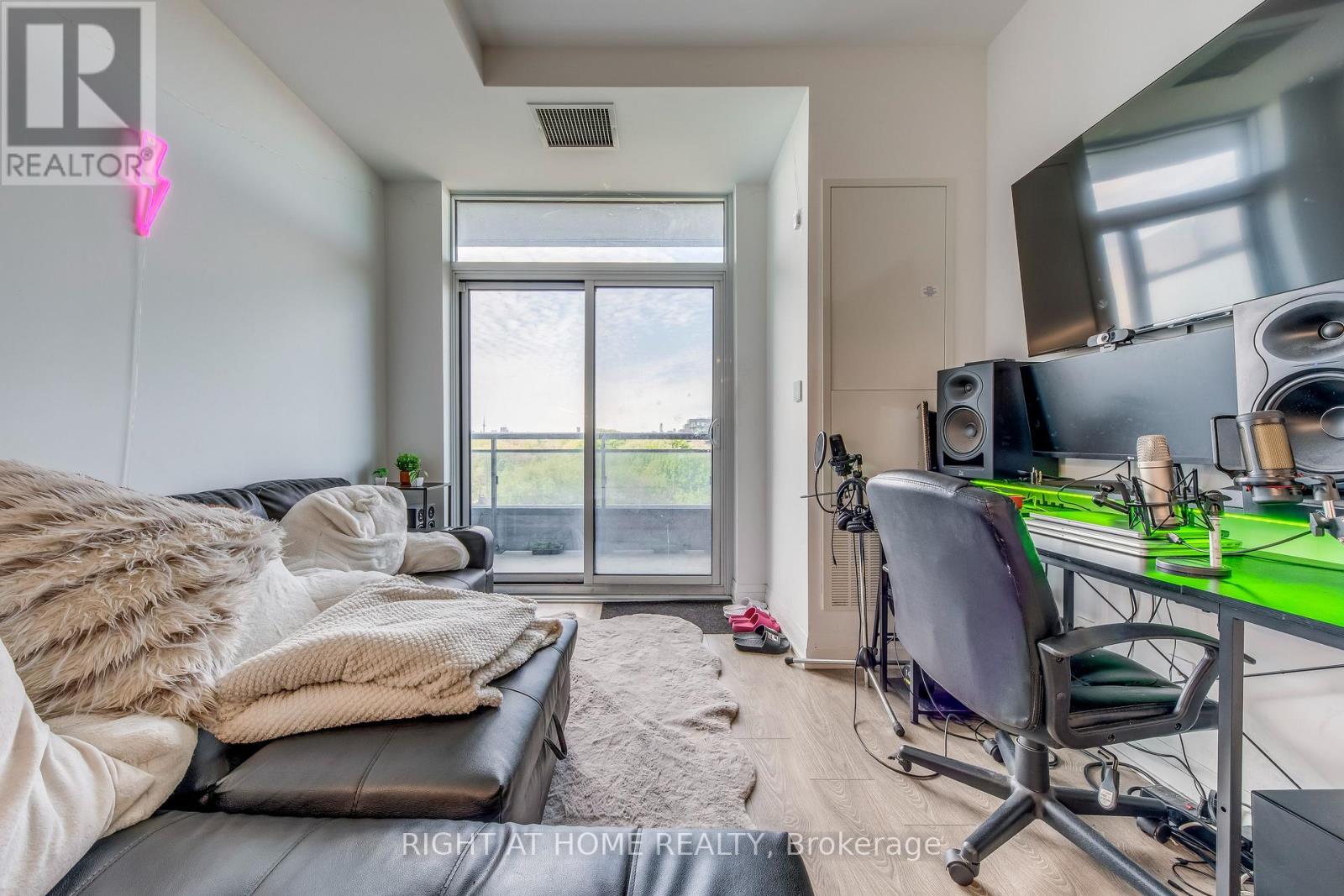 619 - 286 Main Street, Toronto, Ontario  M4C 0B3 - Photo 11 - E13833240
