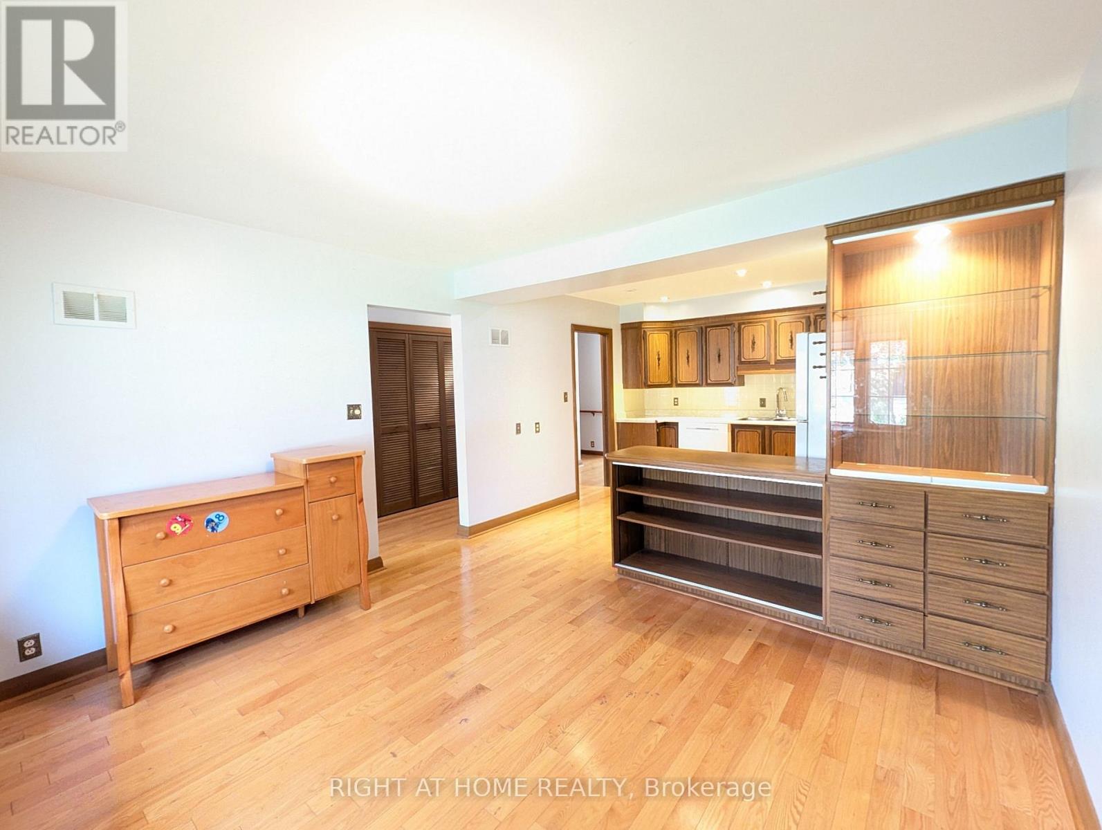 Main Floor - 716 Tulip Court, Oshawa, Ontario  L1G 3C6 - Photo 10 - E13833256